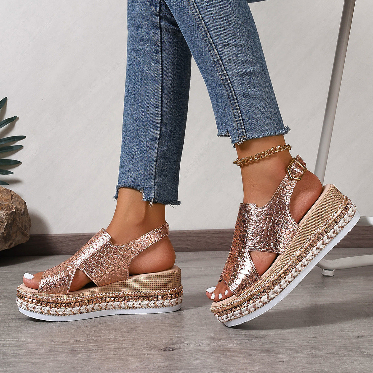 Round Toe Hollow-out Buckle Muffin Roman Shoes